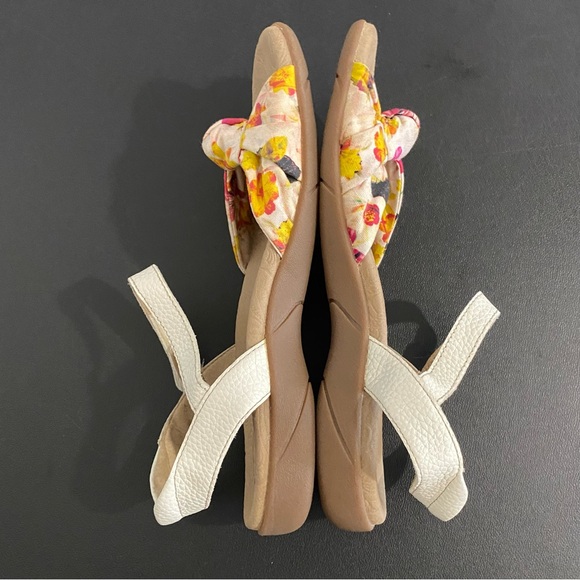 Taos White Floral Sandals Size 8 Like New - Picture 9 of 12